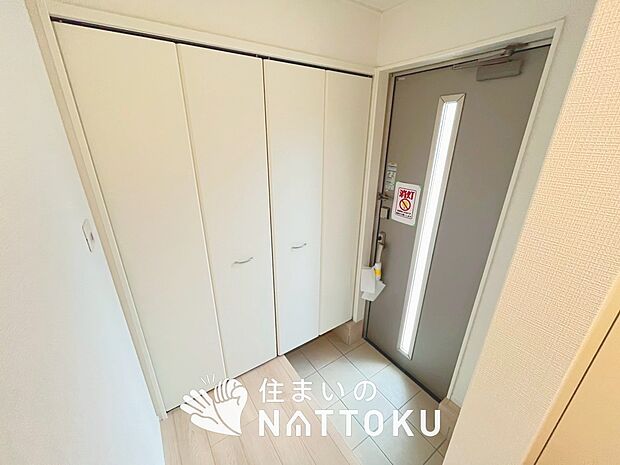 【現地写真(玄関)】玄関には、大型のシューズ収納を設置しています。