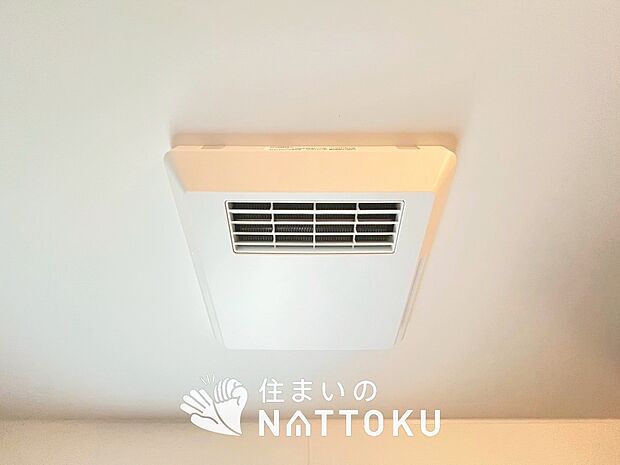 【浴室暖房換気乾燥機】サイドブロー機能で、乾燥効率アップです。
サイドに吹き出しを搭載することにより浴室内を端まで循環する気流ができ、さらに省エネ性能がアップします。