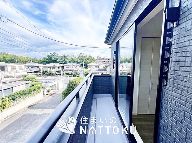 【バルコニー】奥行きが広く、洗濯物をゆったりと干せる十分な広さで、家族の洗濯も捗ります。