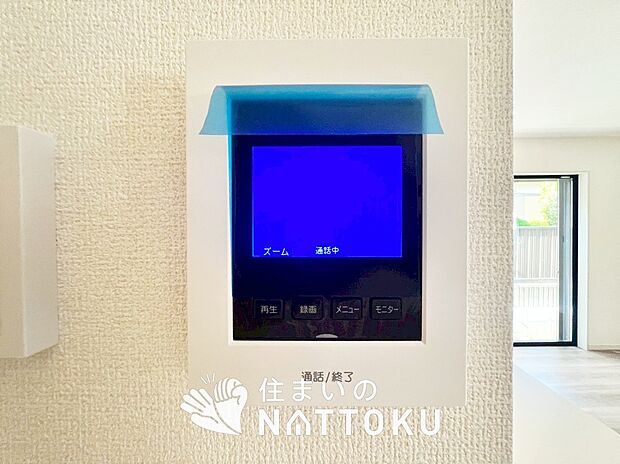 【TVモニター付インターホン】録画機能付きで、自動録画のほか、手動録画もできます。
受話、呼出音量の調整、明るさ調整が可能です。また、来訪者をズーム機能でズームアップして確認できます。