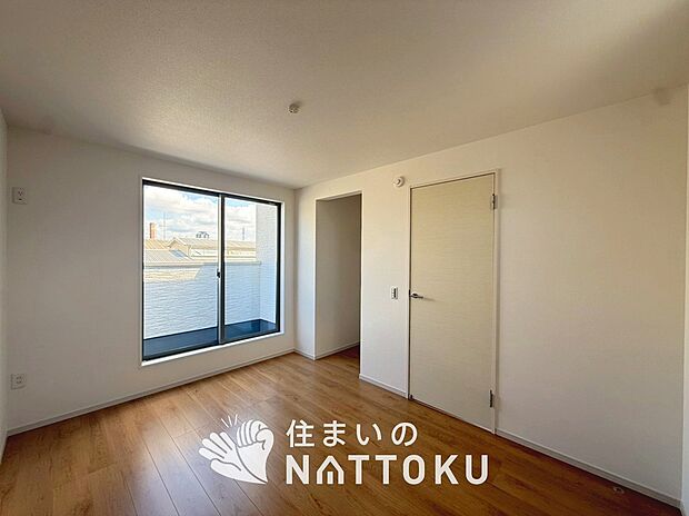 【現地写真(洋室)】木目の美しさを際立たせるシンプルデザインの建具を使用しています。