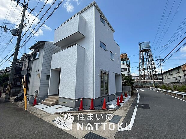 【現地写真(前道含む外観)】断熱性、気密性を高める工夫で一年中ずっと心地よく暮らせる、高気密・高断熱です。