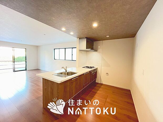 【現地写真(キッチン)】収納たっぷりのシステムキッチン、浄水器付水栓を標準装備しています。