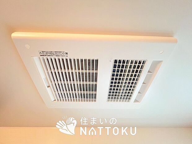 【電気式浴室暖房換気乾燥機】寒い冬場はあたたかく、暑い夏場は扇風機のような心地よさです。
雨の日は、浴室が衣類乾燥スペースになります。