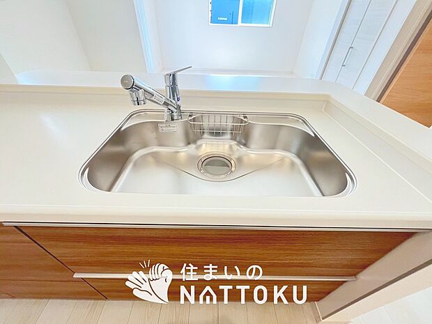 【浄水器内臓型ハンドシャワー付シンク】傷や汚れが付きにくい静音仕様の全面エンボス加工シンク。
また、蛇口の先端に浄水器を内蔵。浄水シャワーが使える毎分4リットルのたっぷり浄水。