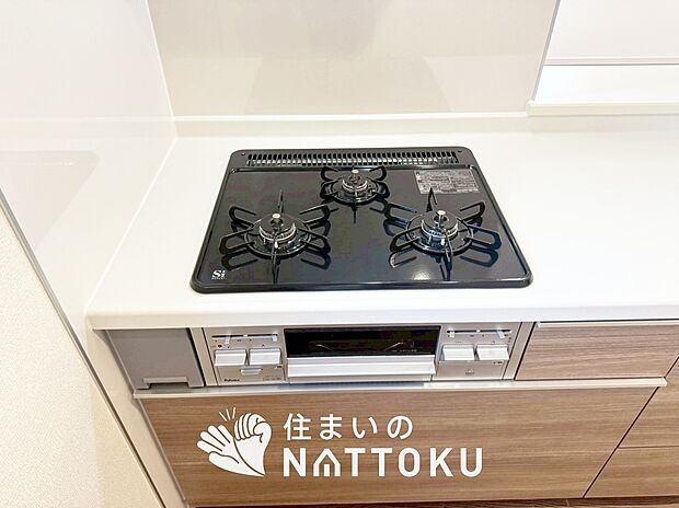 【ビルトインコンロ】フラットな構造で清掃性が高く、過熱防止センサー付3口タイプで日頃の家事も快適です。