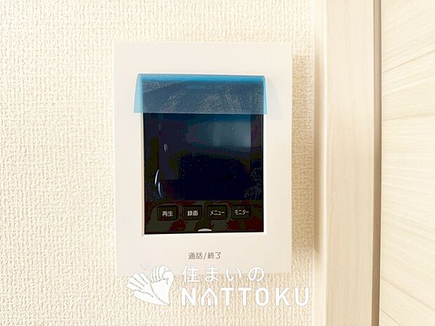【TVモニター付インターホン】録画機能付きで、自動録画のほか、手動録画もできます。
受話、呼出音量の調整、明るさ調整が可能です。また、来訪者をズーム機能でズームアップして確認できます。