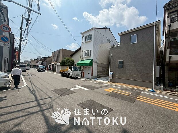 【現地写真(前道含む外観)】健康被害に配慮したもっとも安全性の高い建材を採用し、シックハウス対策をしております。