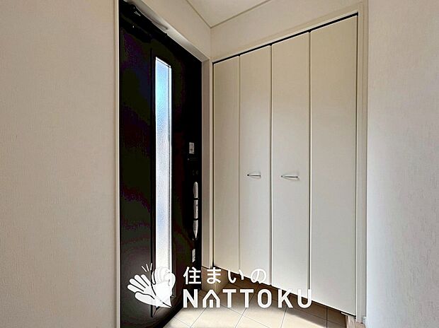 【現地写真(玄関)】玄関には、大型のシューズ収納を設置しています。