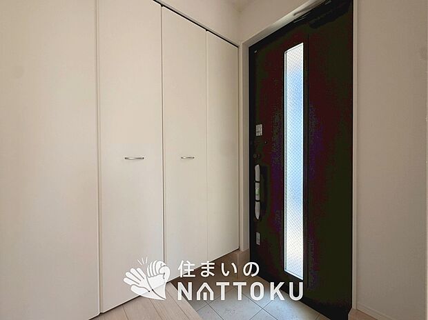 【現地写真(玄関)】玄関には、大型のシューズ収納を設置しています。