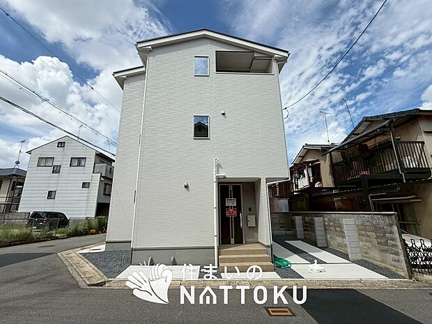 【現地写真(外観)】軽くて火災に強い屋根材を採用し、地震時の建物への負担や揺れを軽減しています。