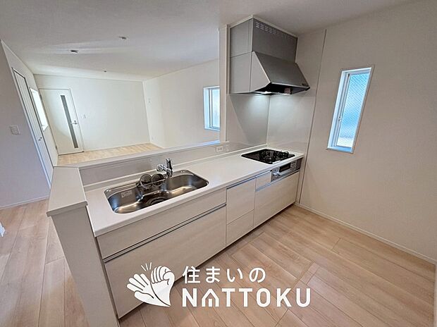 【現地写真(キッチン)】収納たっぷりのシステムキッチン、浄水器付水栓を標準装備しています。