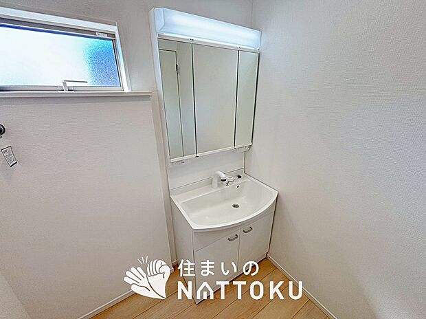 【洗面台・洗面所】鏡の両サイドは、必要なものを取出しやすく、大きな鏡面で朝の準備も快適。
使いやすいリフトアップ機能付きのシングルレバーシャワー水栓付です。