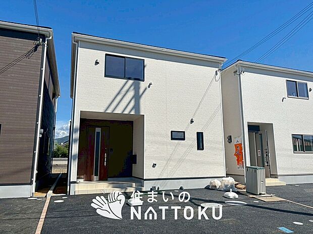 【現地写真(外観)【3号地】】軽くて火災に強い屋根材を採用し、地震時の建物への負担や揺れを軽減しています。