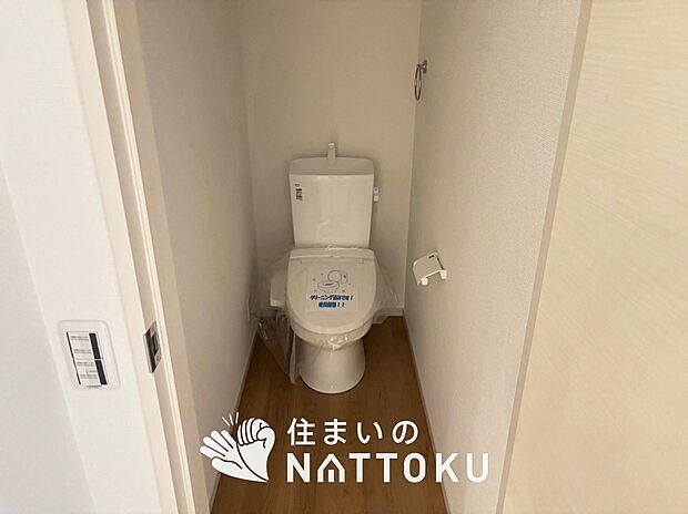 【トイレ 】汚れてもサッとひと拭きでお手入れ簡単、エコ仕様の温水洗浄便座付きのトイレです。
バリアフリーにも配慮しています。