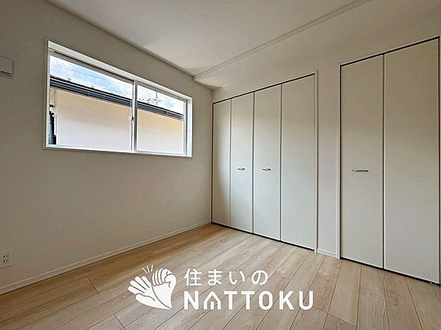 【現地写真(洋室)】木目の美しさを際立たせるシンプルデザインの建具を使用しています。