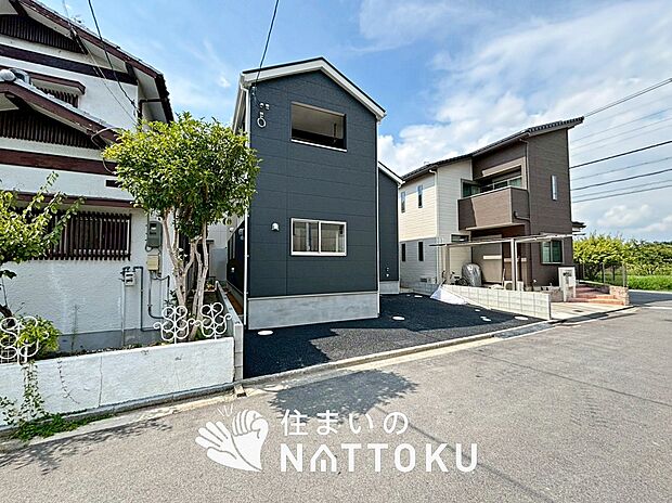 【現地写真(外観)】軽くて火災に強い屋根材を採用し、地震時の建物への負担や揺れを軽減しています。