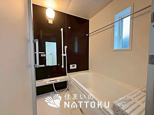 【現地写真(浴室)】収納たっぷりのシステムキッチン、浄水器付水栓を標準装備しています。