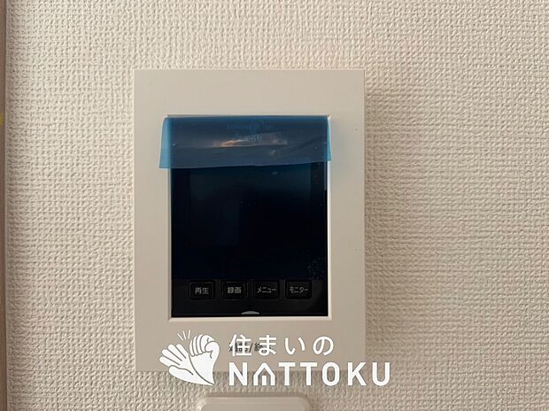 【TVモニター付インターホン】手放し通話ができ、送話表示灯で送話・受話状態が確認できます。
映像と音声で玄関先の様子をチェックできるモニター機能や、夜間の訪問者の顔も確認できるLEDライトを装備しています。