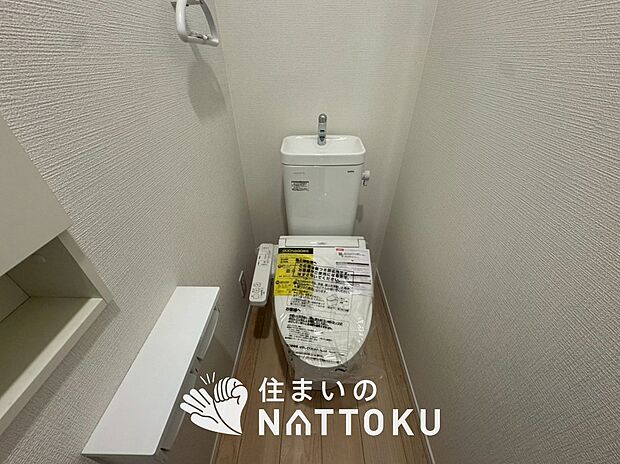 【トイレ】汚れてもサッとひと拭きでお手入れ簡単、エコ仕様の温水洗浄便座付きのトイレです。
バリアフリーにも配慮しています。