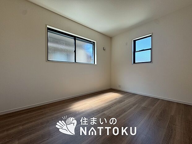 【現地写真(寝室)】木目の美しさを際立たせるシンプルデザインの建具を使用しています。