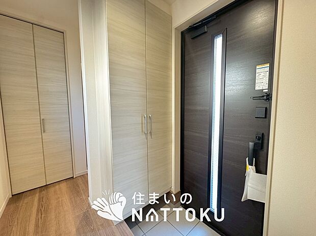 【現地写真(玄関)】玄関には、大型のシューズ収納を設置しています。