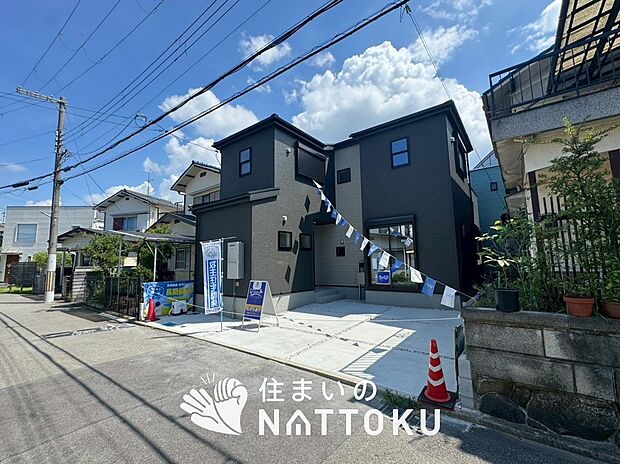 【現地写真(前道含む外観)】軽くて火災に強い屋根材を採用し、地震時の建物への負担や揺れを軽減しています。