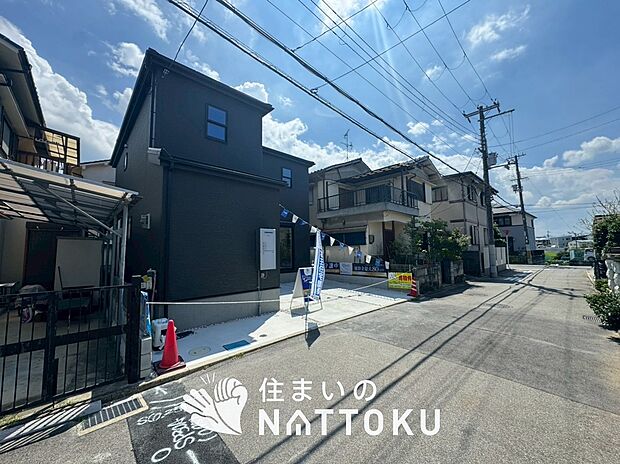 【現地写真(前道含む外観)】健康被害に配慮したもっとも安全性の高い建材を採用し、シックハウス対策をしております。