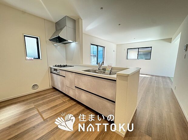 【現地写真(キッチン)】収納たっぷりのシステムキッチン、浄水器付水栓を標準装備しています。