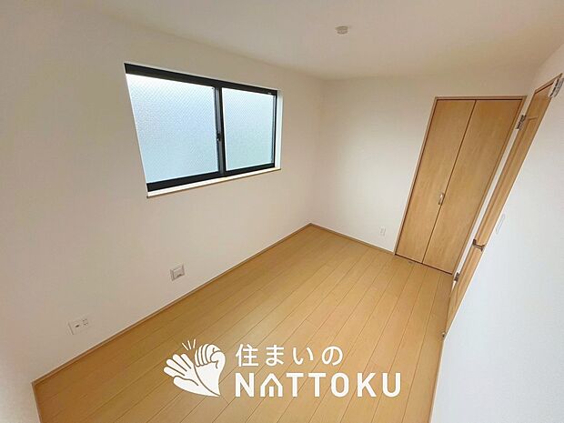 【現地写真(洋室)】木目の美しさを際立たせるシンプルデザインの建具を使用しています。