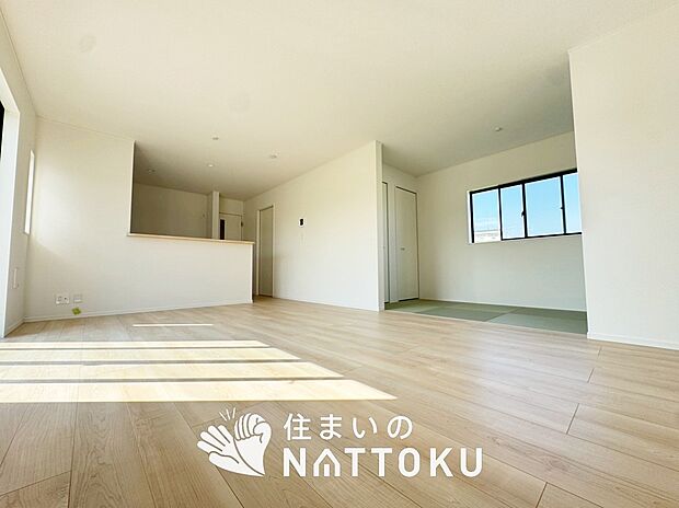 【現地写真(リビング)】フローリング材には、木目、色調など木材特有の風合いがあり、ナチュラルな美しさになっています。