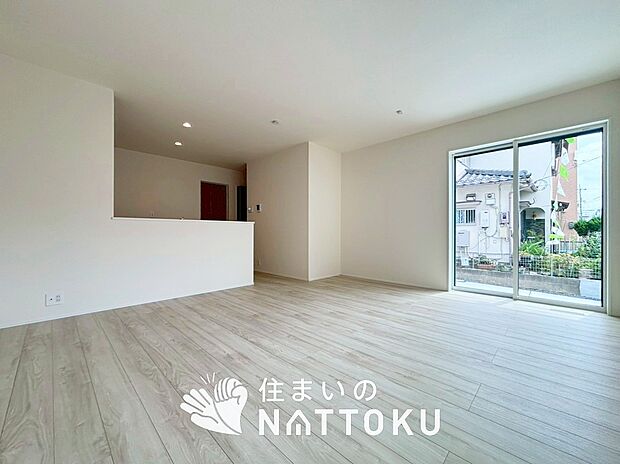 【現地写真(リビング)】フローリング材には、木目、色調など木材特有の風合いがあり、ナチュラルな美しさになっています。