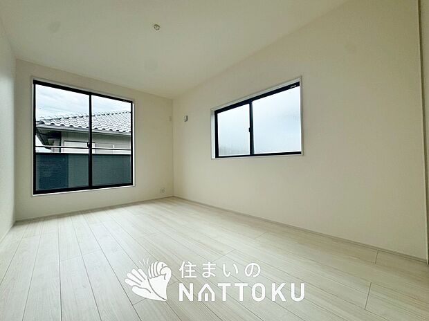 【現地写真(寝室)】木目の美しさを際立たせるシンプルデザインの建具を使用しています。