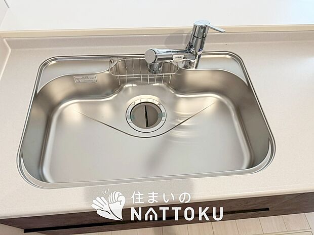 【浄水器内臓型ハンドシャワー付シンク】傷や汚れが付きにくい静音仕様の全面エンボス加工シンク。
また、蛇口の先端に浄水器を内蔵。浄水シャワーが使える毎分4リットルのたっぷり浄水。