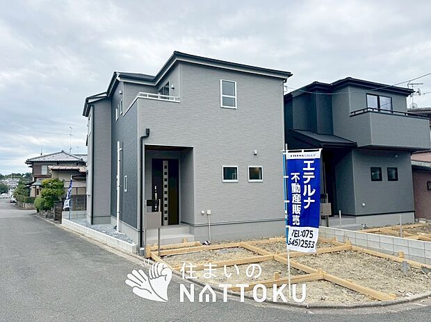 【現地写真(外観)【2号地】】軽くて火災に強い屋根材を採用し、地震時の建物への負担や揺れを軽減しています。