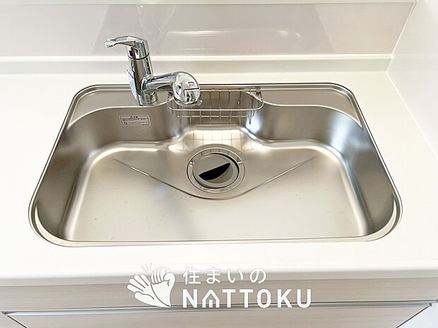 【浄水器内臓ハンドシャワー付シンク】広々とした凸型シンクに洗剤ポケットを標準装備。すっきり収納できます。
また、蛇口の先端に浄水器を内蔵しているため場所をとりません。