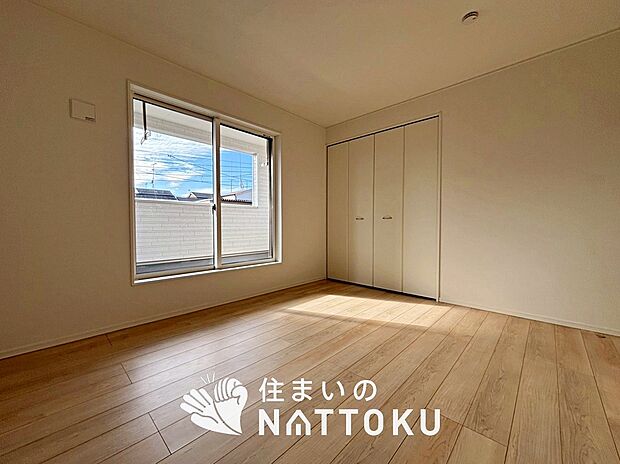 【現地写真(寝室)】木目の美しさを際立たせるシンプルデザインの建具を使用しています。