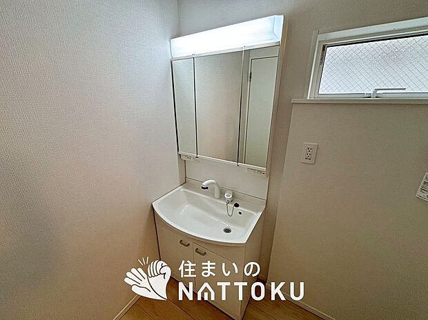 【洗面台・洗面所】鏡の両サイドは、必要なものを取出しやすく、大きな鏡面で朝の準備も快適。
使いやすいリフトアップ機能付きのシングルレバーシャワー水栓付です。