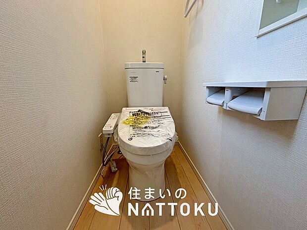 【トイレ】汚れてもサッとひと拭きでお手入れ簡単、エコ仕様の温水洗浄便座付きのトイレです。
バリアフリーにも配慮しています。