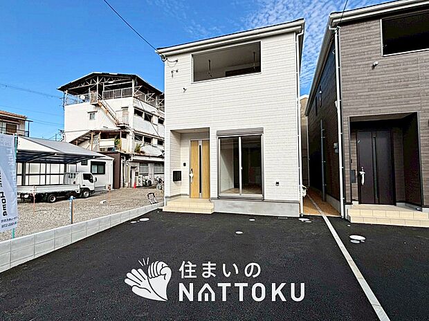 【現地写真(外観)【1号地】】軽くて火災に強い屋根材を採用し、地震時の建物への負担や揺れを軽減しています。