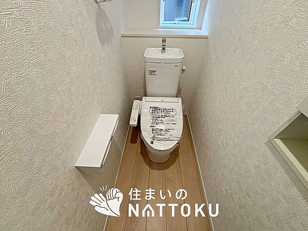 【トイレ】汚れてもサッとひと拭きでお手入れ簡単、エコ仕様の温水洗浄便座付きのトイレです。
バリアフリーにも配慮しています。