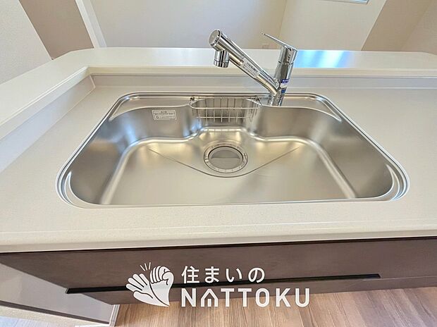 【浄水器内臓型ハンドシャワー付シンク】傷や汚れが付きにくい静音仕様の全面エンボス加工シンク。
また、蛇口の先端に浄水器を内蔵。浄水シャワーが使える毎分4リットルのたっぷり浄水。