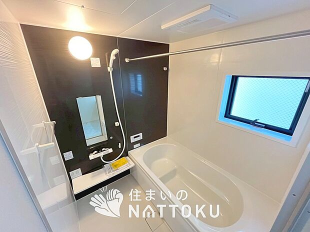 【現地写真(浴室)】浴室暖房乾燥機付き。1坪タイプで広々です。