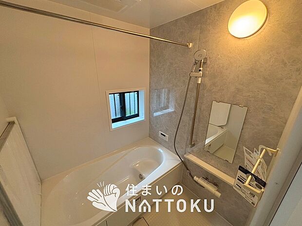 【現地写真（浴室）】浴室暖房乾燥機付き。１坪タイプで広々です。