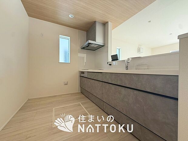 【現地写真(キッチン)】収納たっぷりのシステムキッチン、浄水器付水栓を標準装備しています。