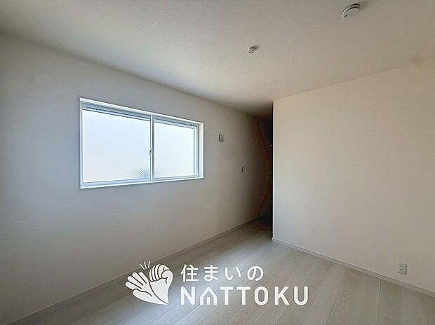 【現地写真(洋室)】木目の美しさを際立たせるシンプルデザインの建具を使用しています。