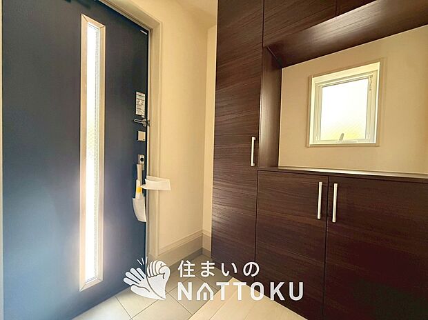 【現地写真(玄関)】玄関には、大型のシューズ収納を設置しています。