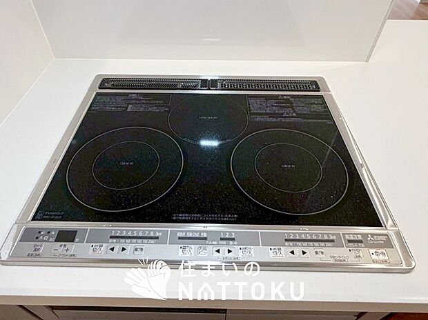 【ビルトインコンロ】フラットな構造で清掃性が高く、過熱防止センサー付３口タイプで日頃の家事も快適です。