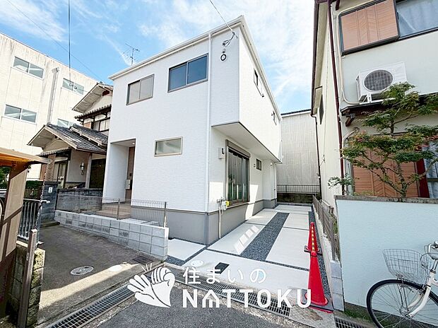 【現地写真(外観)】軽くて火災に強い屋根材を採用し、地震時の建物への負担や揺れを軽減しています。