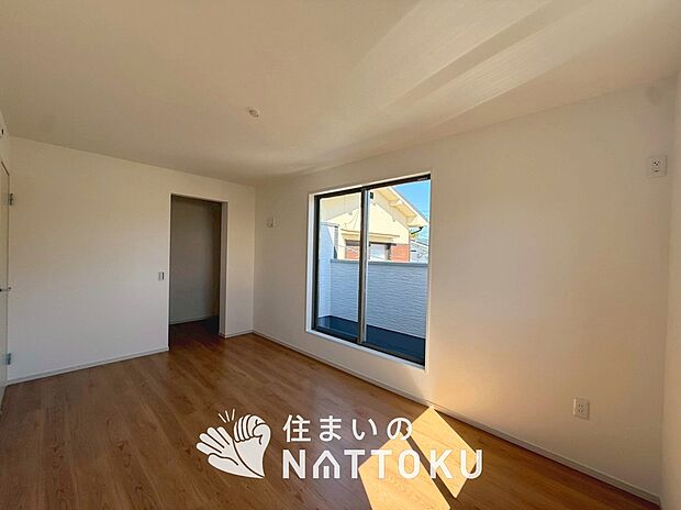 【現地写真(寝室)】木目の美しさを際立たせるシンプルデザインの建具を使用しています。
